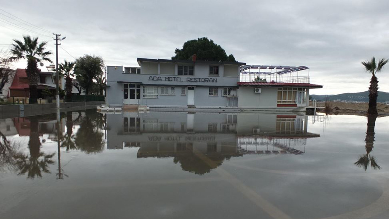Burhaniye’de sağanak yağış: Evler sular altında