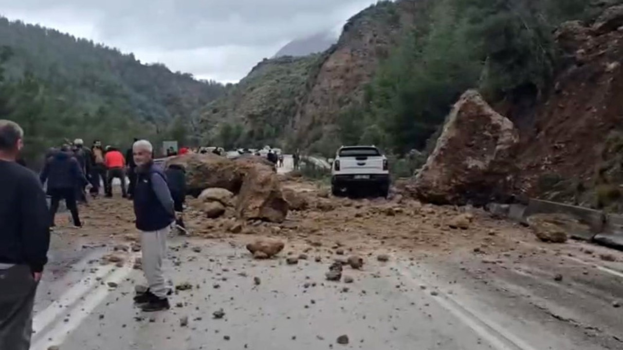 Dev kayalar yola düştü: Ulaşım felç oldu