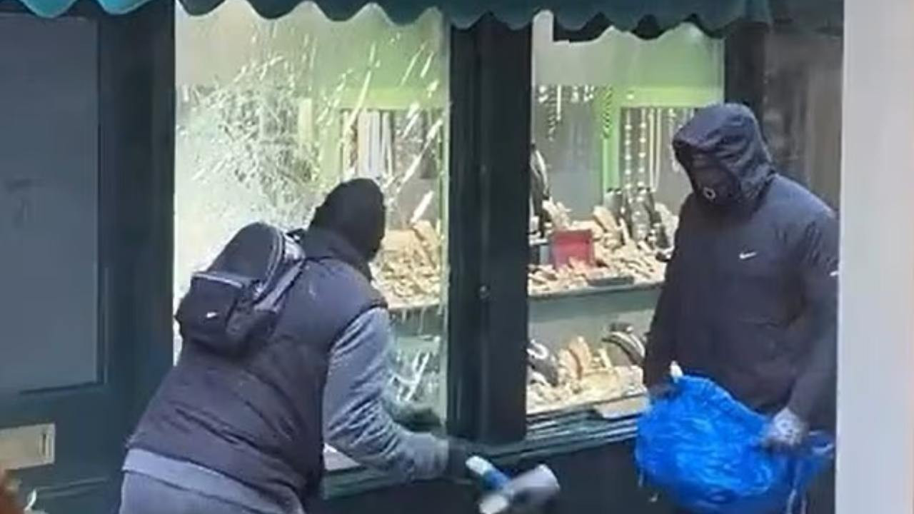 Londra’da güpegündüz kuyumcu soygunu: Vitrini çekiçle kırdılar