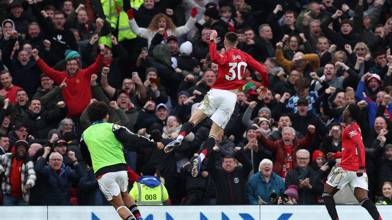 Manchester United, Carrick ile uçuşa geçti: Nefes kesen maçta galip...