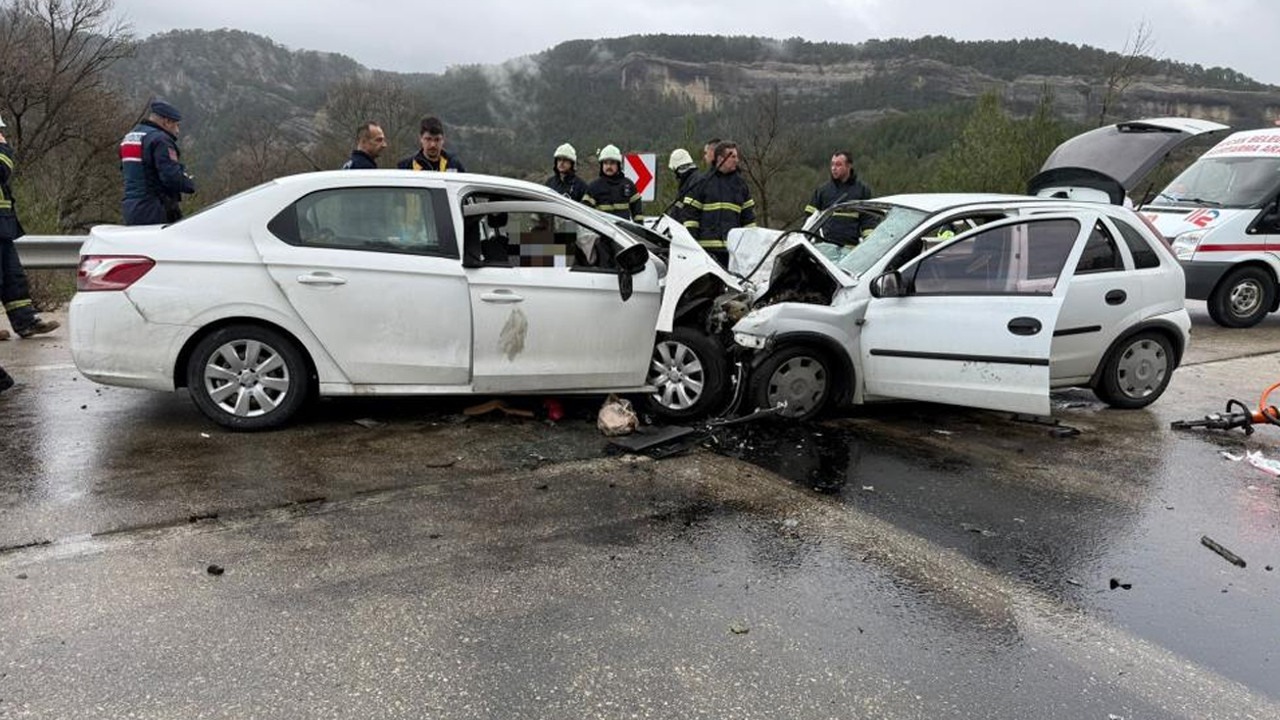 İki otomobil kafa kafaya çarpıştı: Çok sayıda ölü ve yaralı var