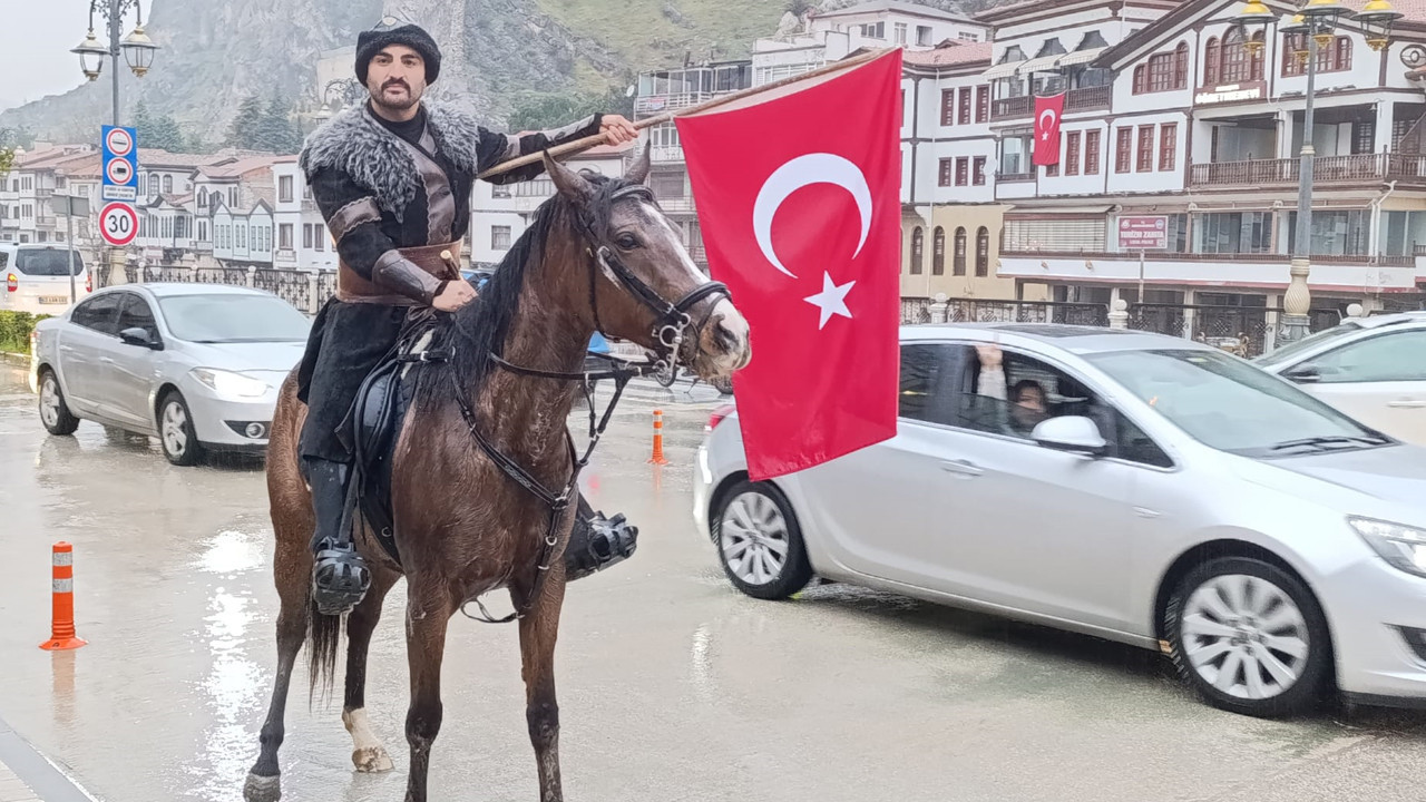 Bayrağa uzanan ellere at üstünde meydan okudu: Tokat’tan İstanbul’a uzanan destansı protesto