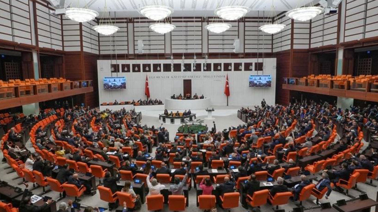 Yapay zeka listeledi: 2025 yılının en başarılı 10 milletvekili belli oldu