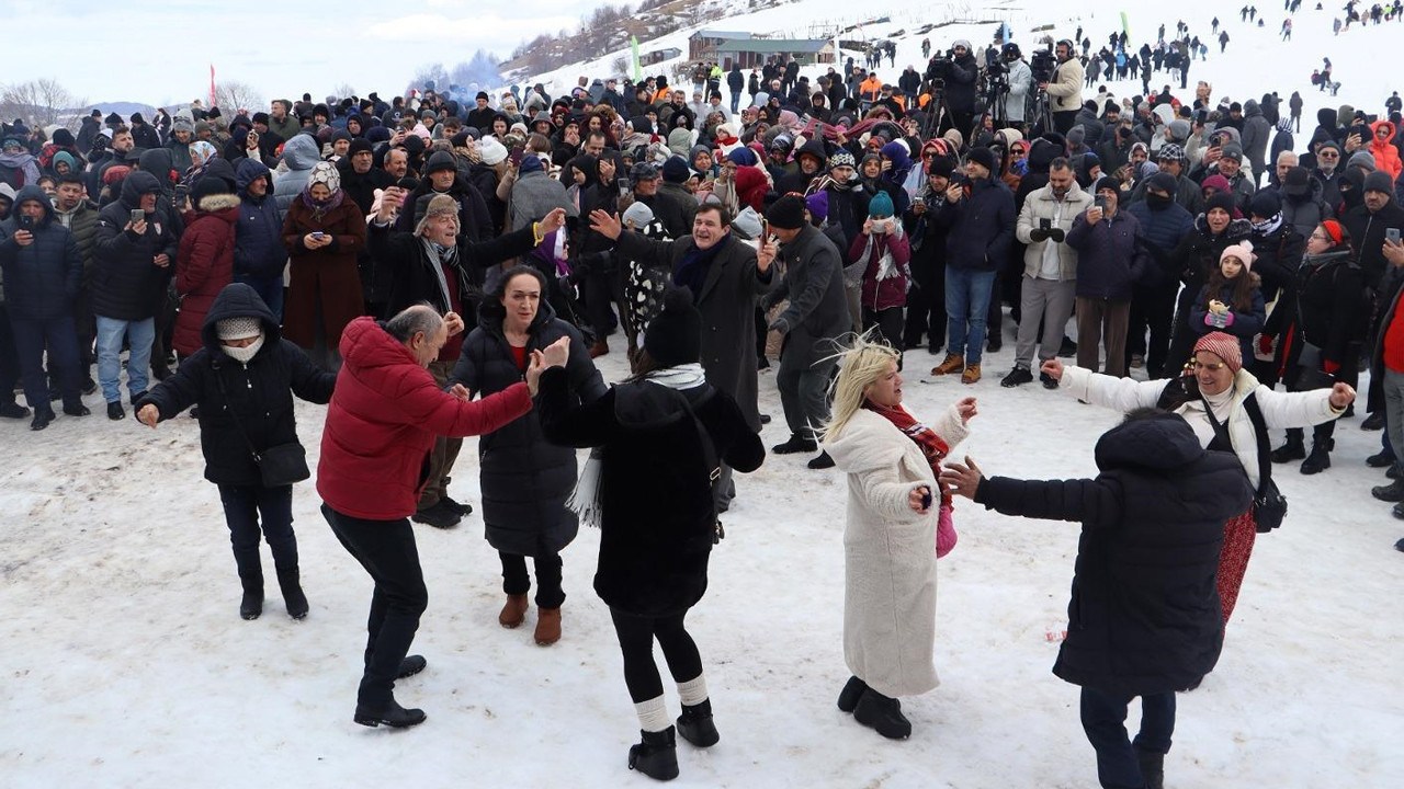 Yaylada metrelerce karın üstünde çiftetelli