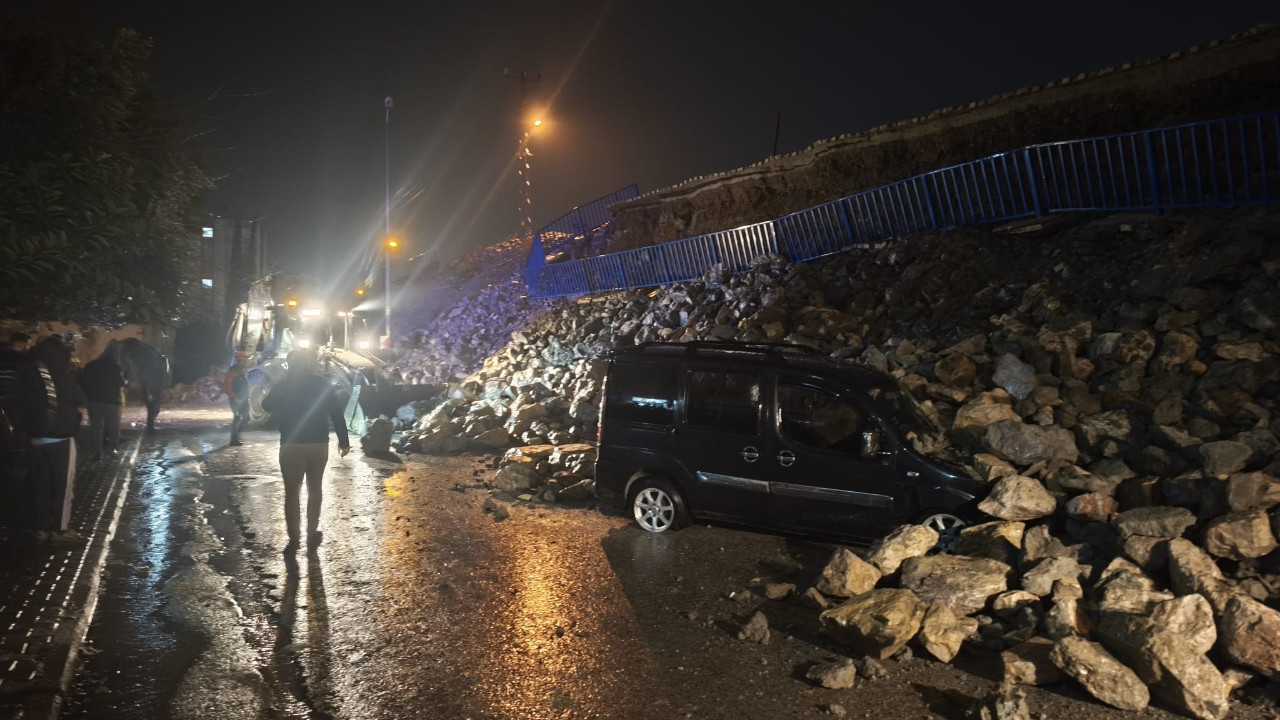 İstinat duvarı 6 aracın üzerine devrildi