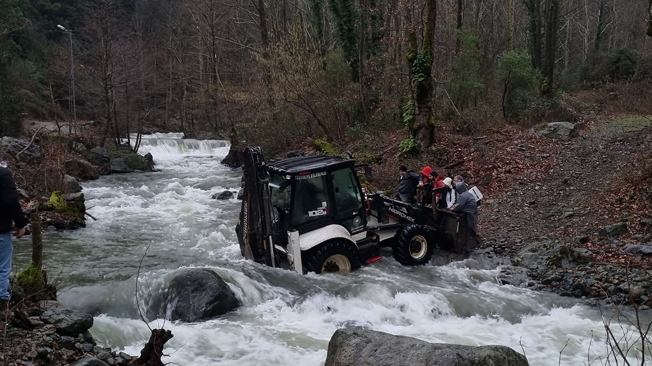 Ormanlık alanda mahsur kalanların imdadına kepçe yetişti