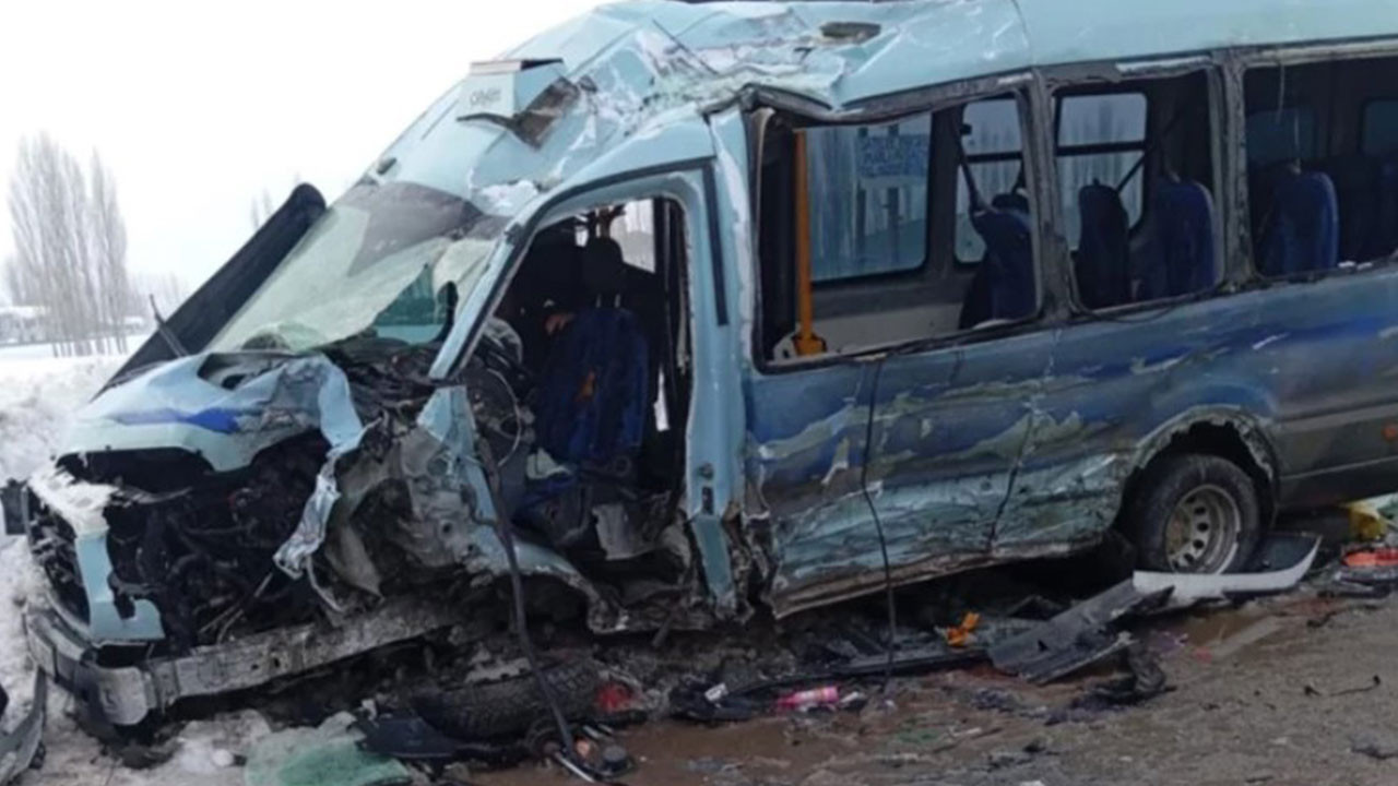 Hakkari'de feci kaza: 18 yaralı var