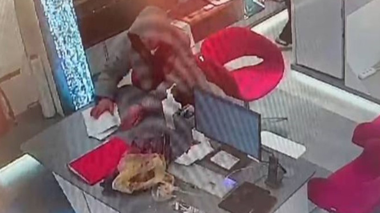 İş görüşmesine gidip müdürün telefonunu çaldı