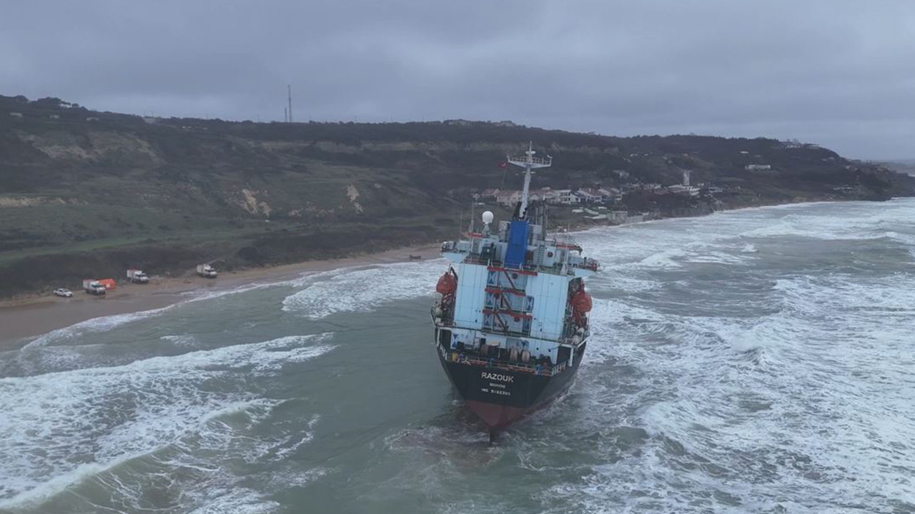 İstanbul Boğazı’nda kargo gemisi karaya oturdu