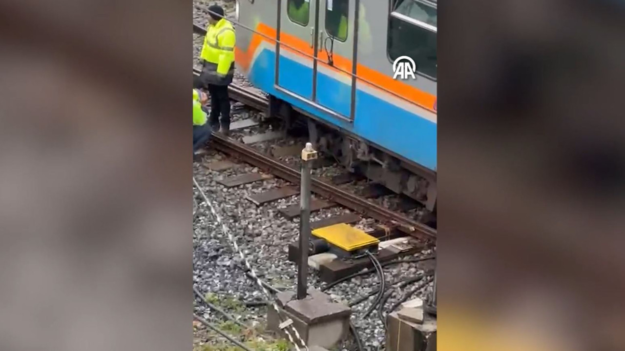 İstanbul Esenler'de metro raydan çıktı: Yolcular tahliye edildi