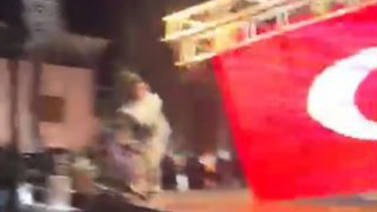 Sahne çöktü... Belediye başkanı kıl payı kurtuldu