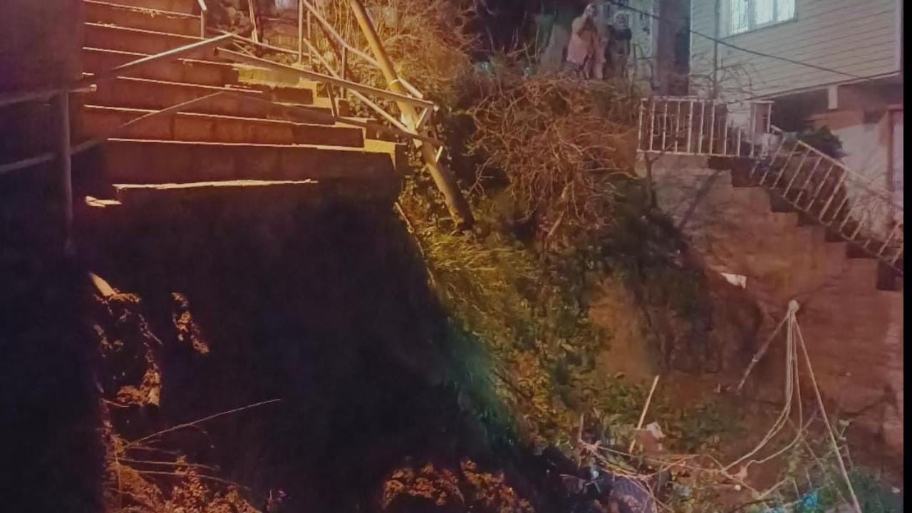 Sarıyer’de sağanak sonrası merdiven çöktü