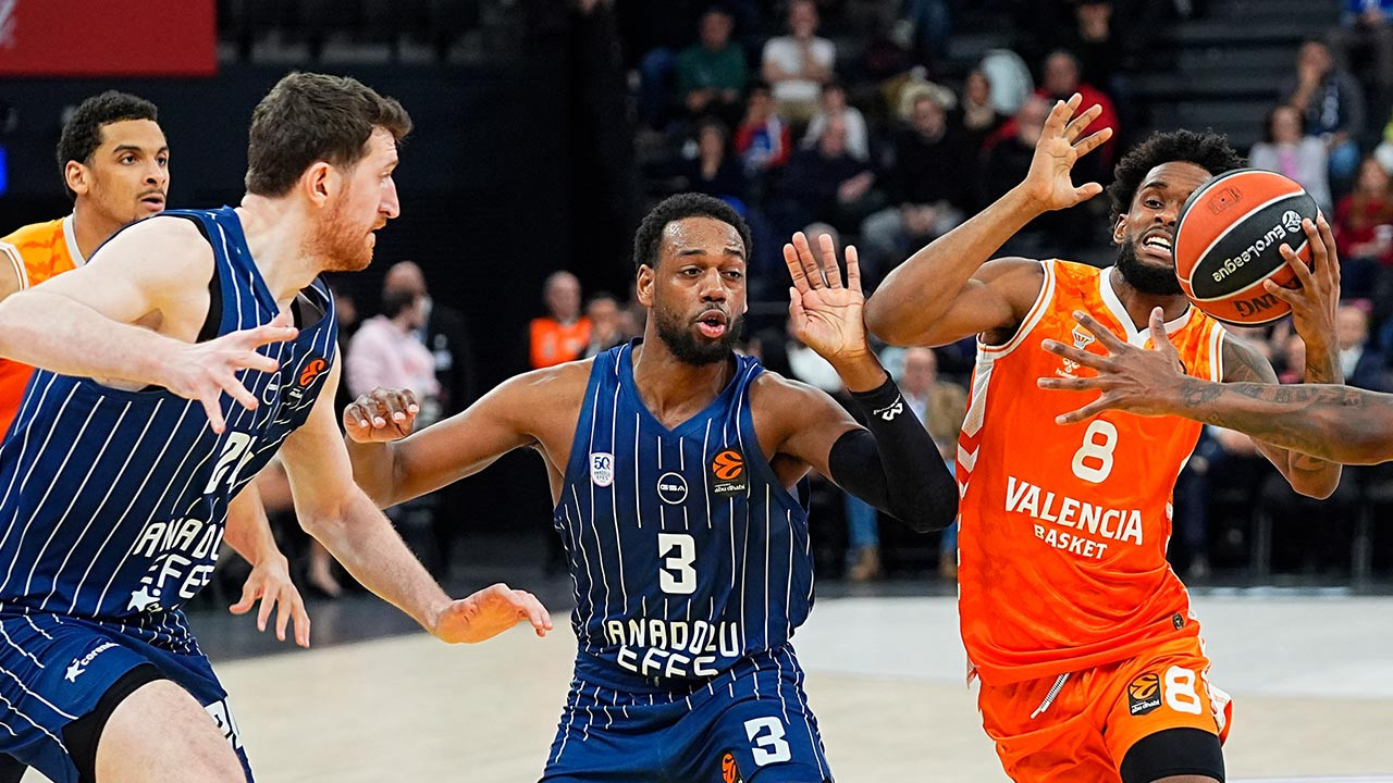 Anadolu Efes EuroLeague'de 9 maç sonra kazandı