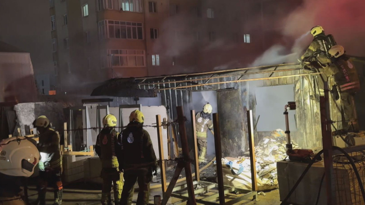 Ataşehir’de yangın: 2 işçi dumandan etkilendi
