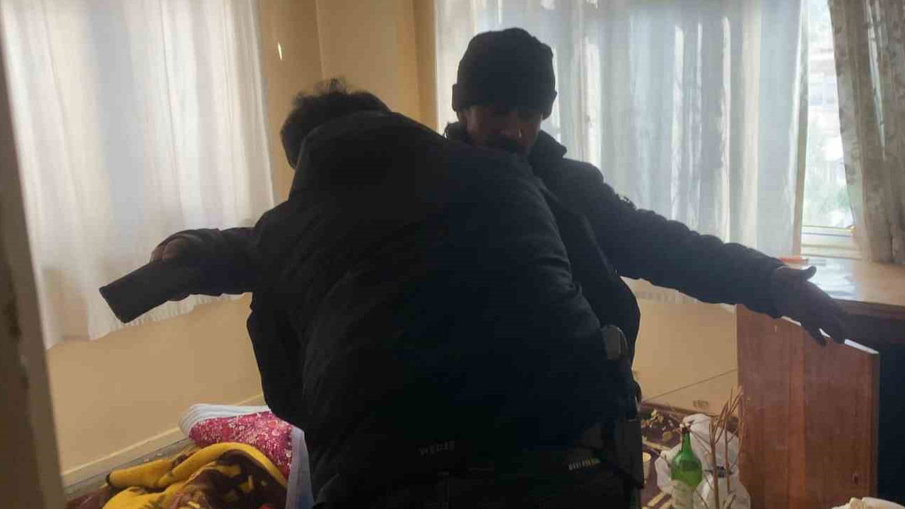 Balkondan tırmanıp girdiği evde 2 gün yaşadı