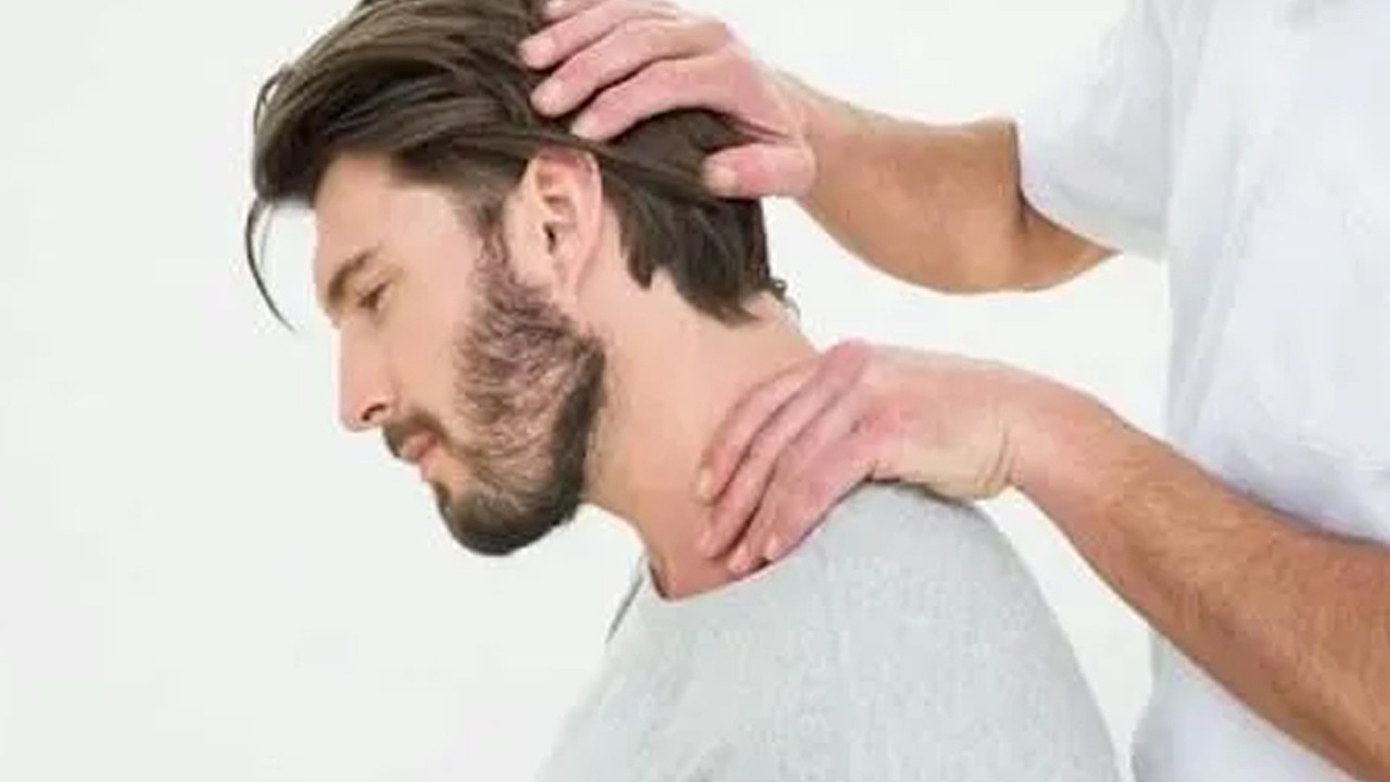 Boyun çıtlatırken felç tehlikesini uzmanlar anlattı