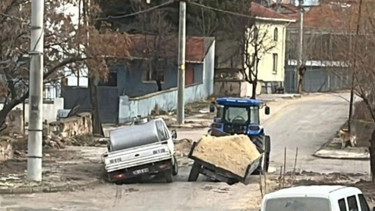 Eskişehir’de yol çöktü: 2 araç battı