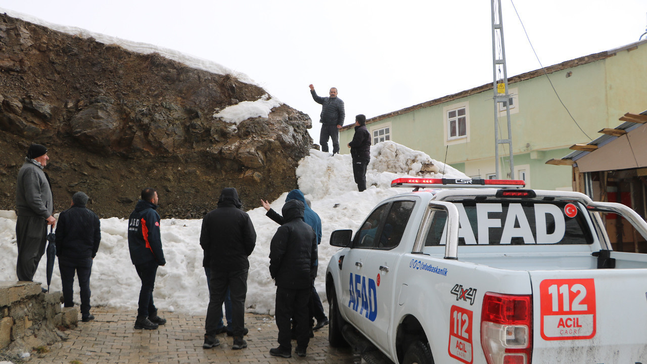 Dev kaya duvarı delip yatak odasına girdi: Facianın eşiğinden dönüldü