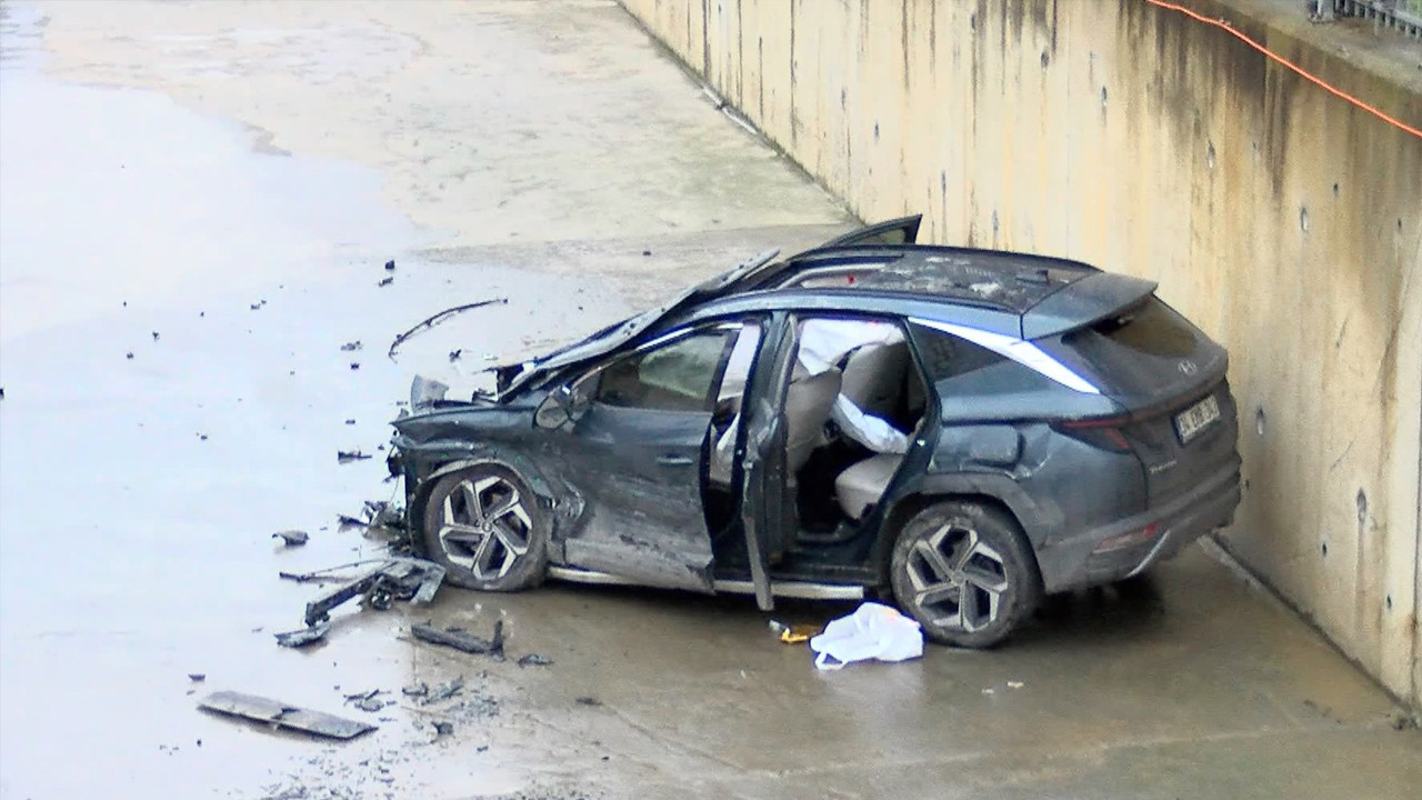 Bariyerleri aştı, dereye düştü: Küçükçekmece’de korkunç kaza