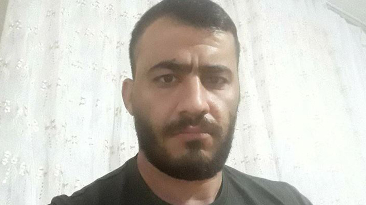 Motosikletle trafik işaret levhasına çarpan sürücü öldü