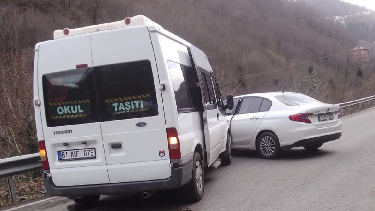 Öğrenci servisi otomobile kafa kafaya çarpıştı: Kameraya anbean yansıdı