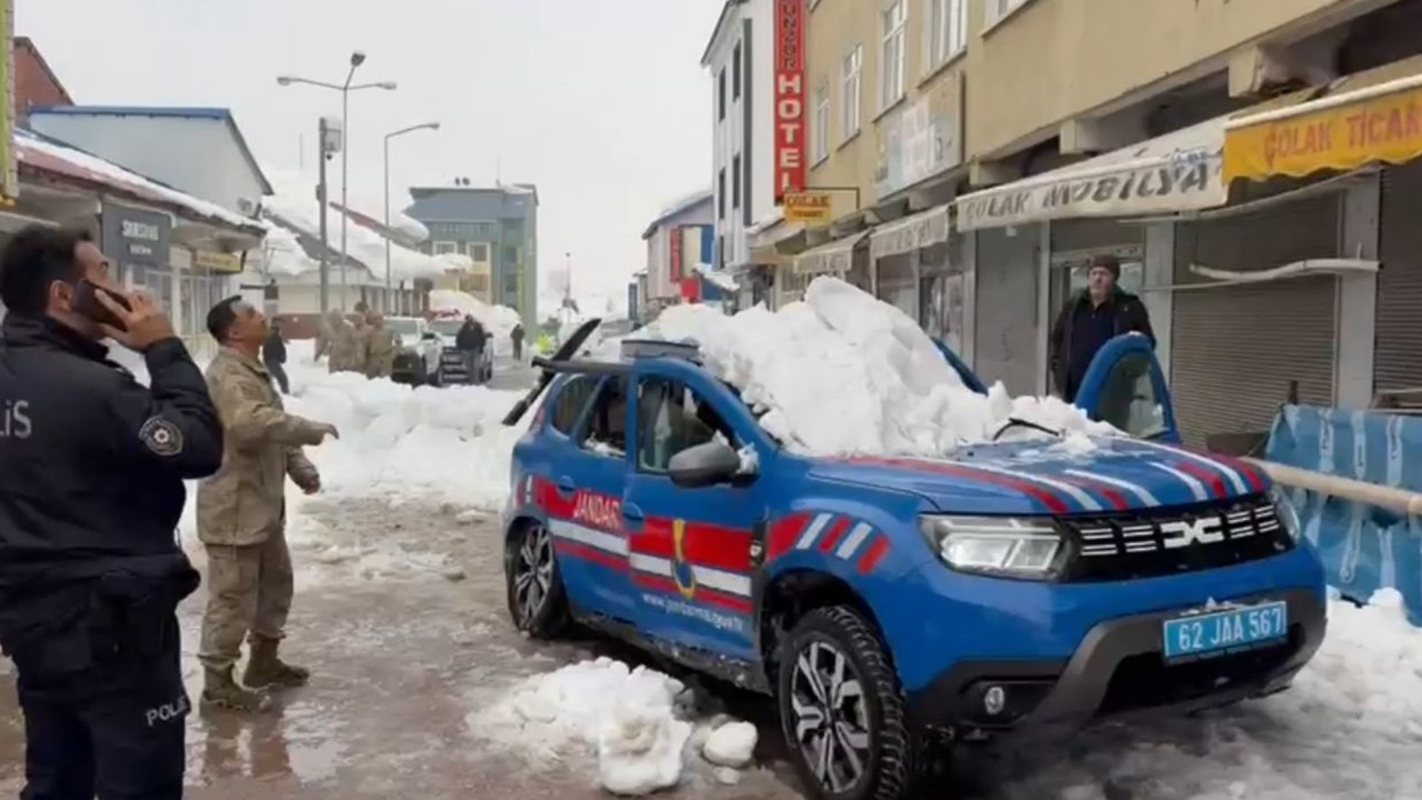 Dev kar kütlesi jandarma aracını ezdi: 2 asker yaralandı