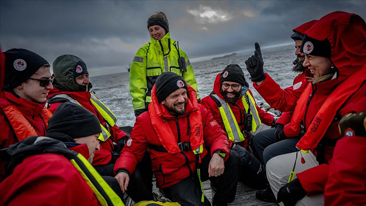 Türk bilim insanları Antarktika’da: 14 bin kilometre sonra buzullara ulaştılar…