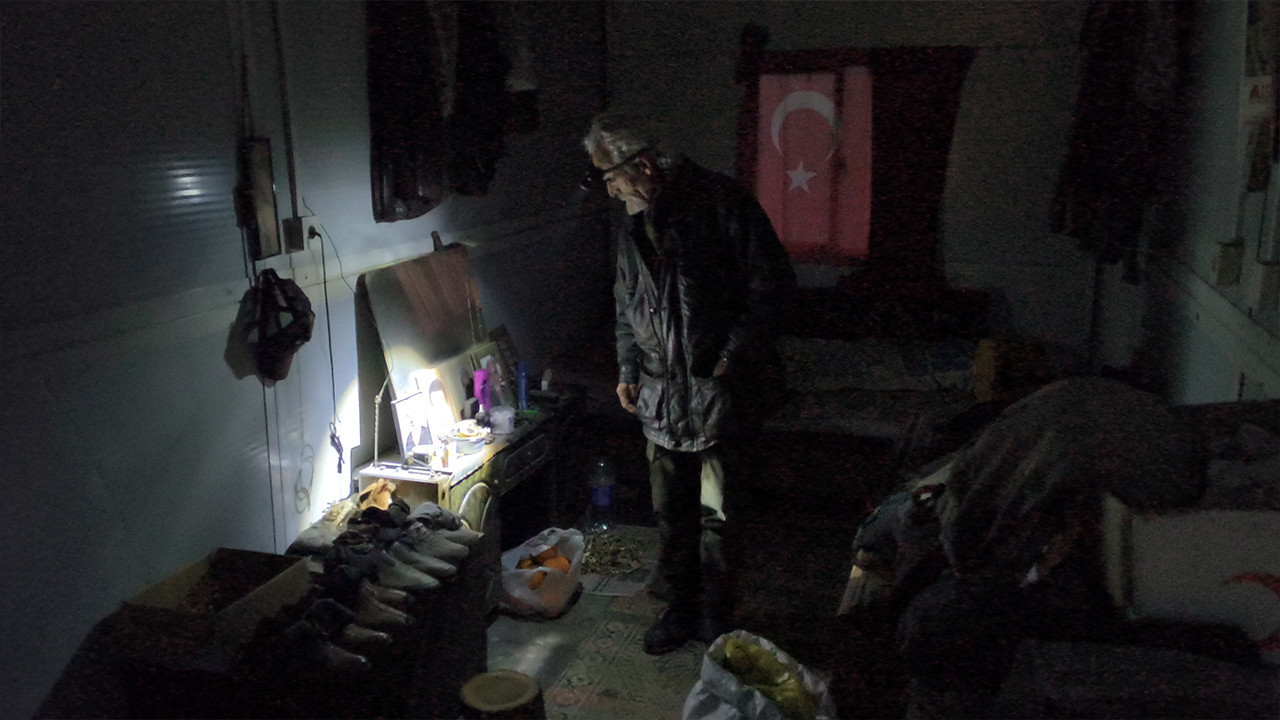 Depremzededen yetkililere sitem: Karanlıkta yarasalar yaşar, biz insanız