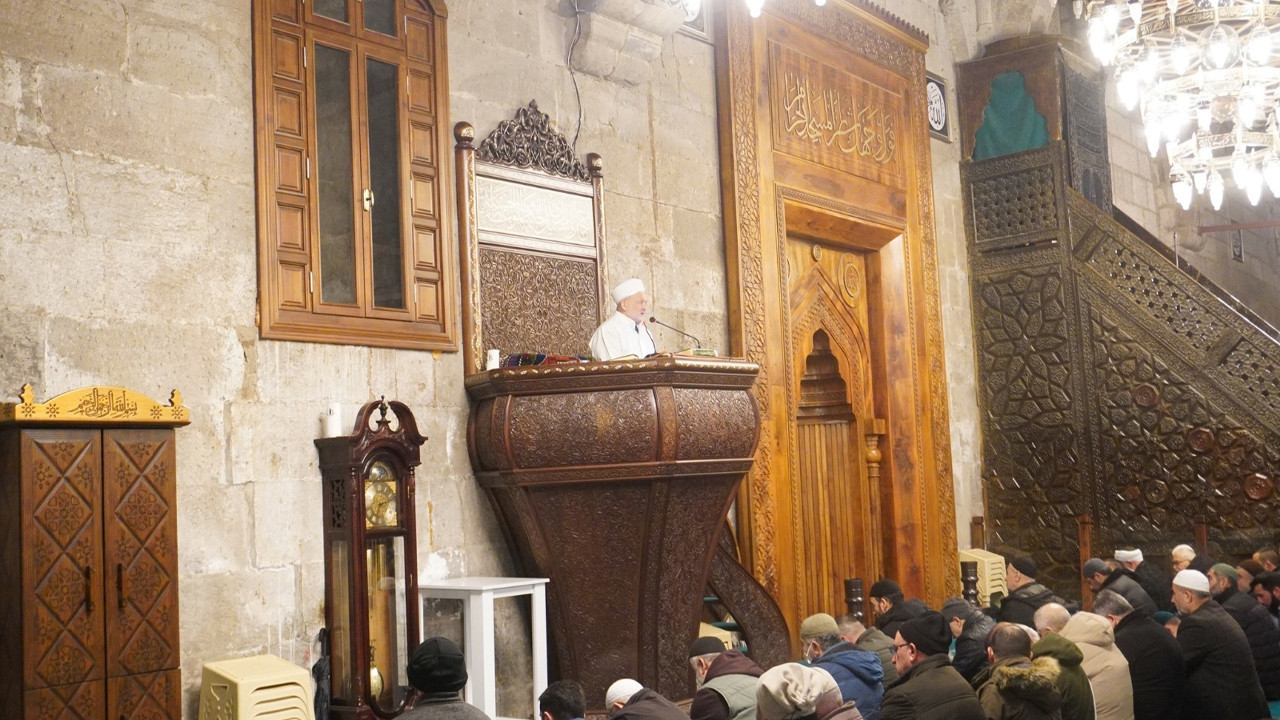 Aksaray’da Berat Gecesi dualarla aydınlandı