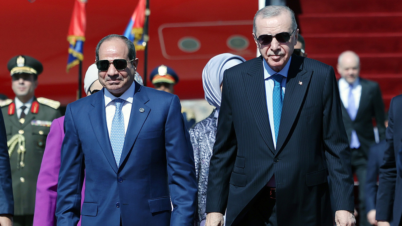 Cumhurbaşkanı Erdoğan Mısır’da: Havalimanında Sisi karşıladı