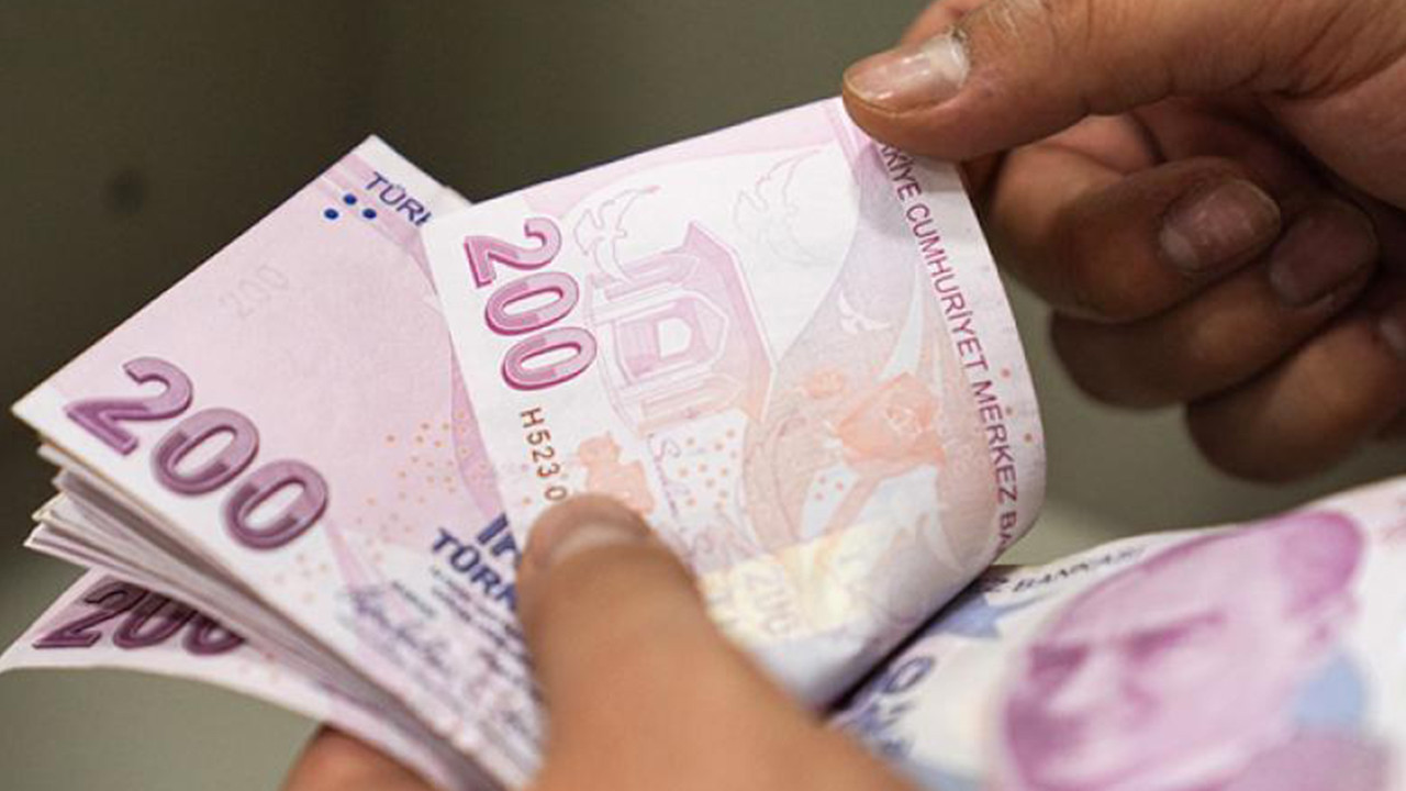 Emeklilerin maaş farkı ödemesi bugün yatırılacak: PTT şubelerinde maaş kuyruğu