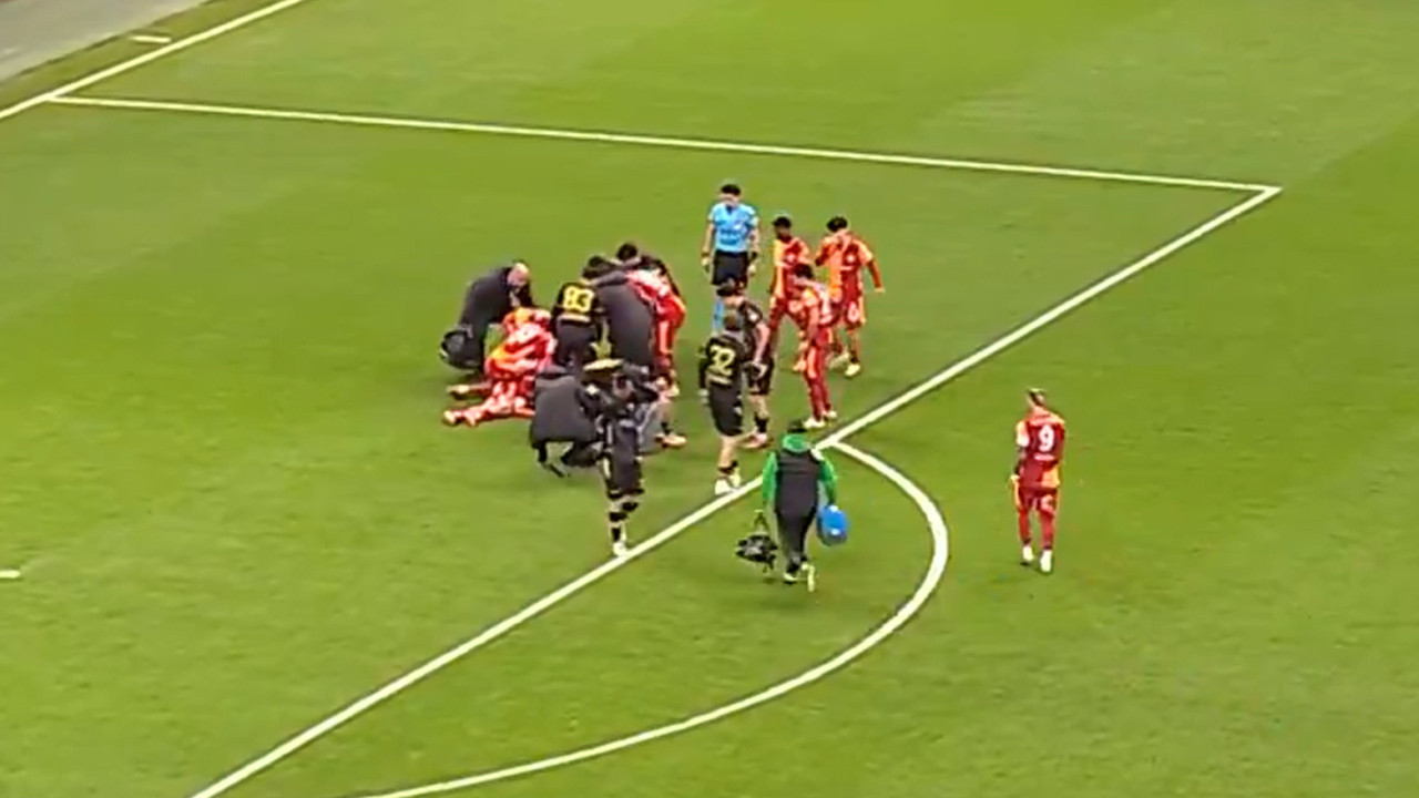 Galatasaray-İstanbulspor maçında korku dolu anlar: İki oyuncu hastaneye kaldırıldı