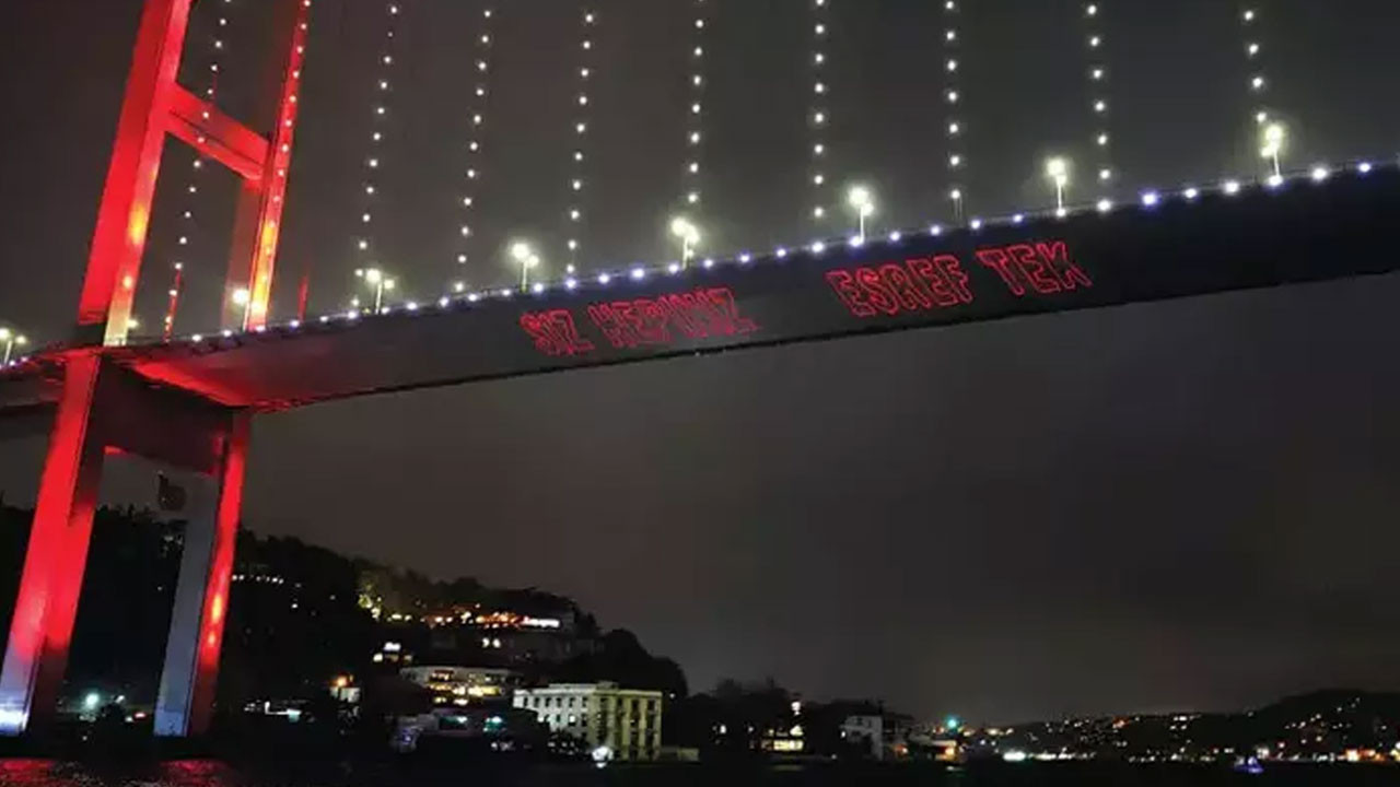 İstanbul Boğazı’nda Eşref Rüya imzası “Siz hepiniz Eşref Tek”