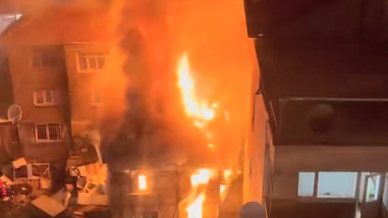 İzmit’te 2 katlı metruk bina alev alev yandı