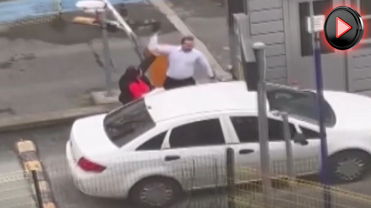 Kadıköy’de yol verme kavgası: Sürücü aynayı kırıp fırlattı: Kameraya anbean yansıdı