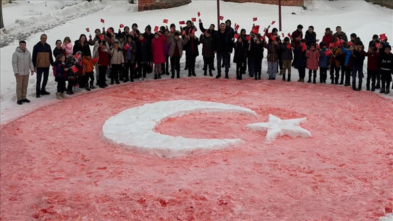 Karlı bahçede dev Ay-Yıldız: Öğrencilerden muhteşem gösteri