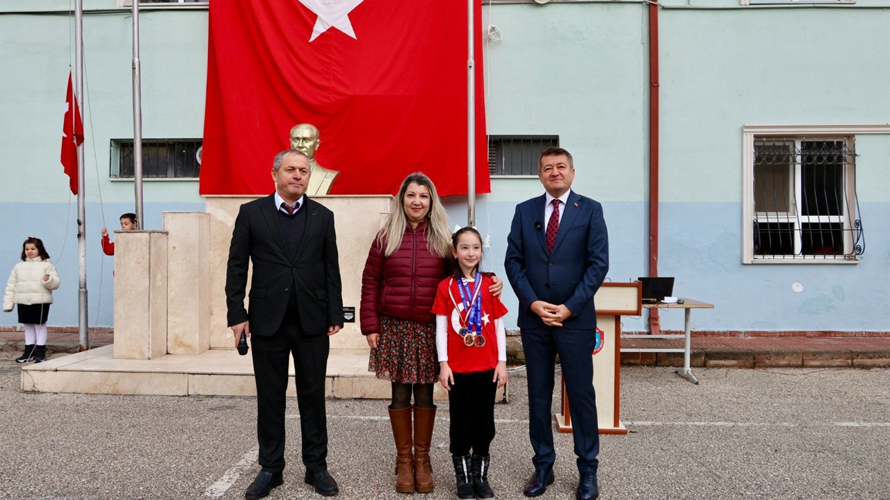 Şampiyon Badmintoncu minik Zeynep Ada’ya Müdür Şimşek’ten tebrik