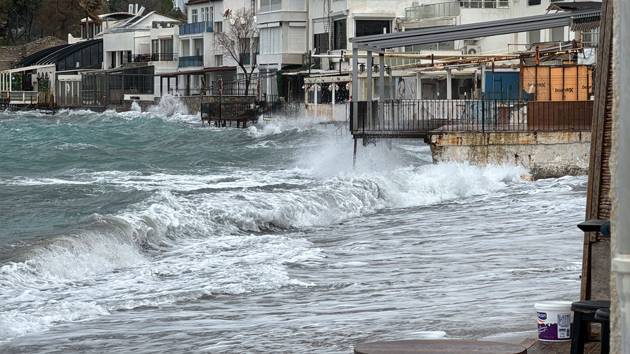 Bodrum’da fırtına 80 kilometre hıza ulaştı: Feribot seferberleri iptal edildi
