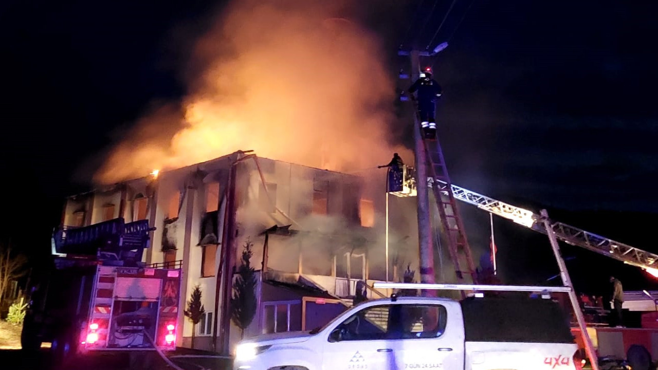 Bolu’da alevler camiyi sardı: Köylüler yangını söndürmek için seferber aldı