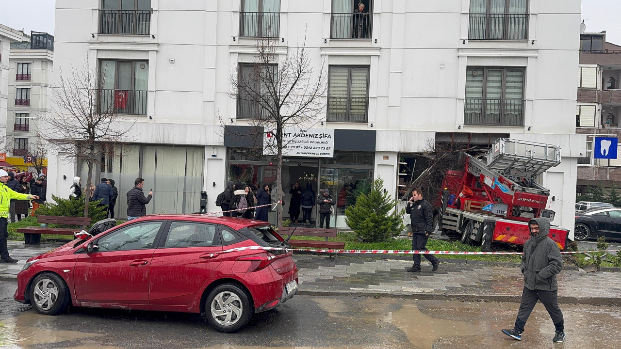 Kamyon diş polikliniğine girdi, şoför kaçtı: 2 yaralı