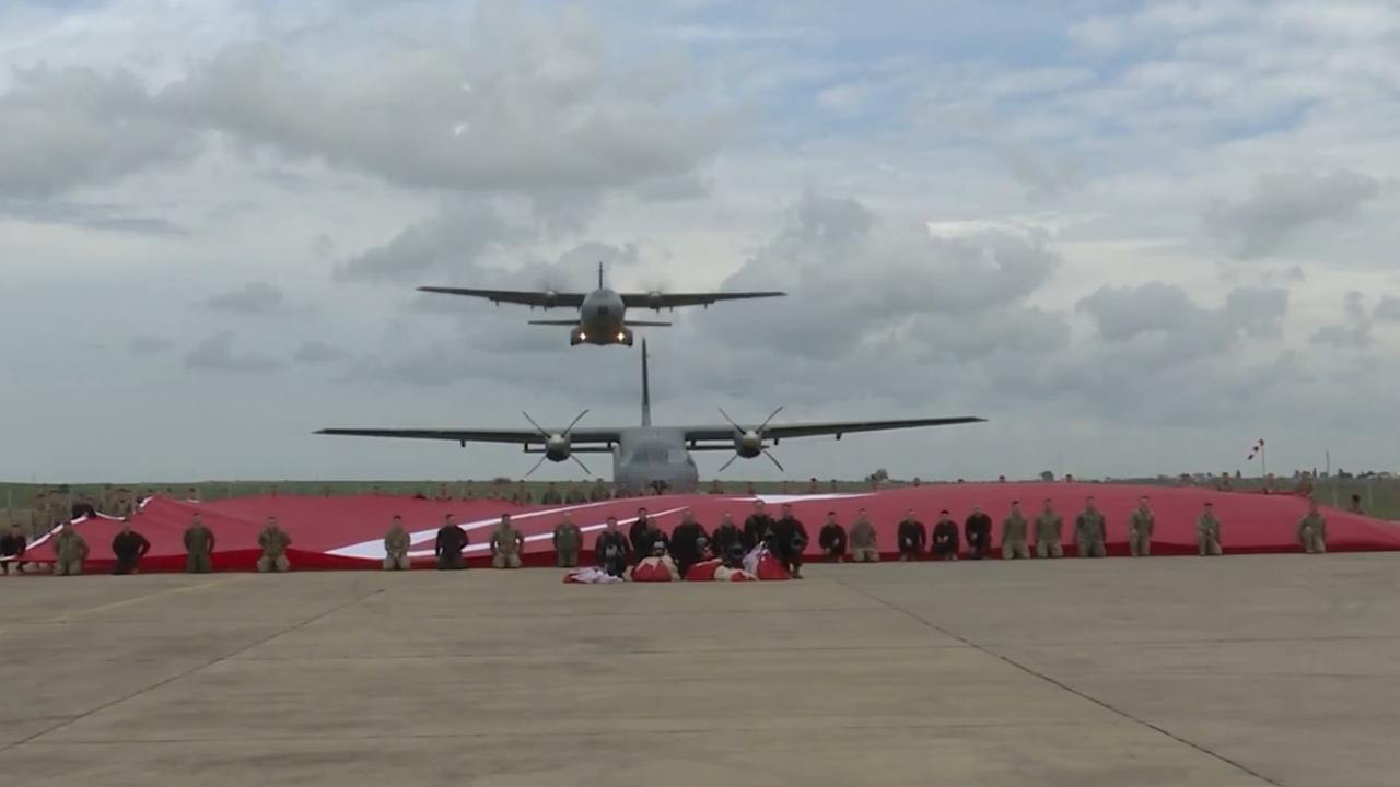 Gökyüzünde tarihi rekor: 661 metrekarelik Türk Bayrağı ile atlayış