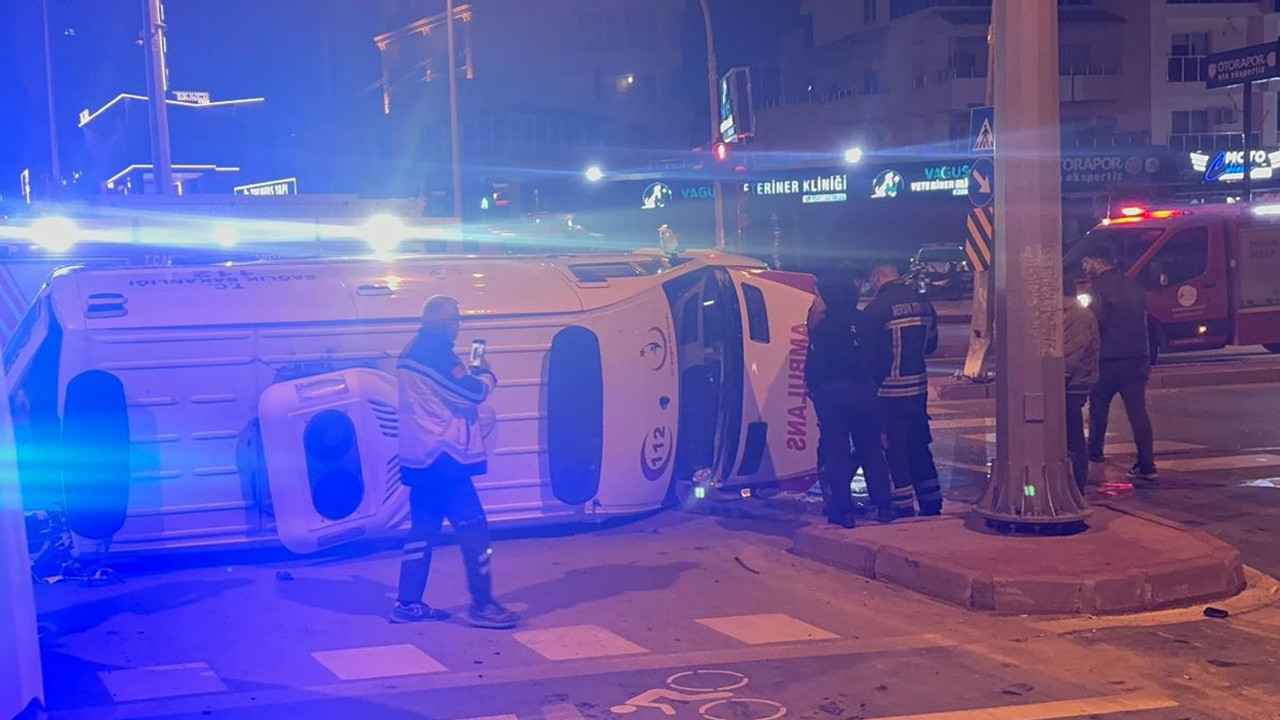 Hasta taşıyan ambulans ile cip çarpıştı: 5 yaralı