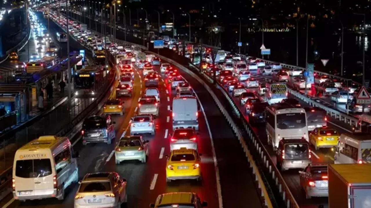 İstanbul'da trafik çilesi: Yoğunluk yüzde 90'a dayandı