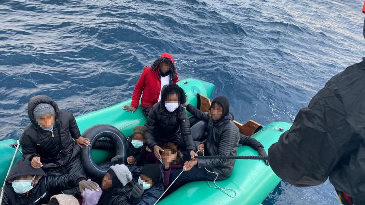 İzmir açıklarında 28 düzensiz göçmen yakalandı