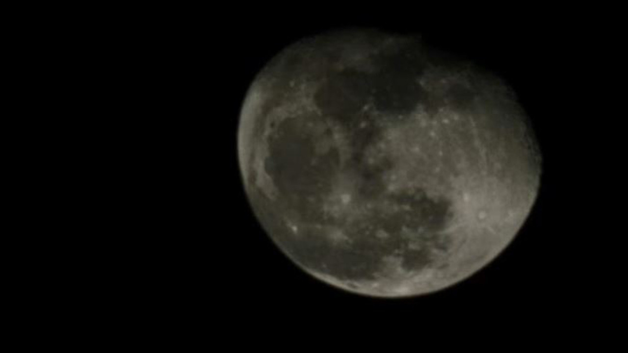 Şişkin Ay görenleri adeta mest etti