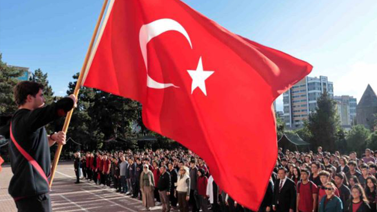 Tüm okullarda 6 Şubat için saygı duruşu