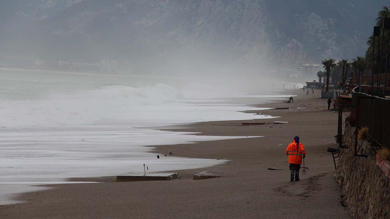 Antalya'da hortum yaşamı olumsuz etkiledi