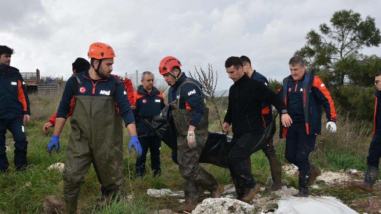 Azgın sularda umutlar tükendi: İki kadının cansız bedeni bulundu: Sel köprüyü yuttu
