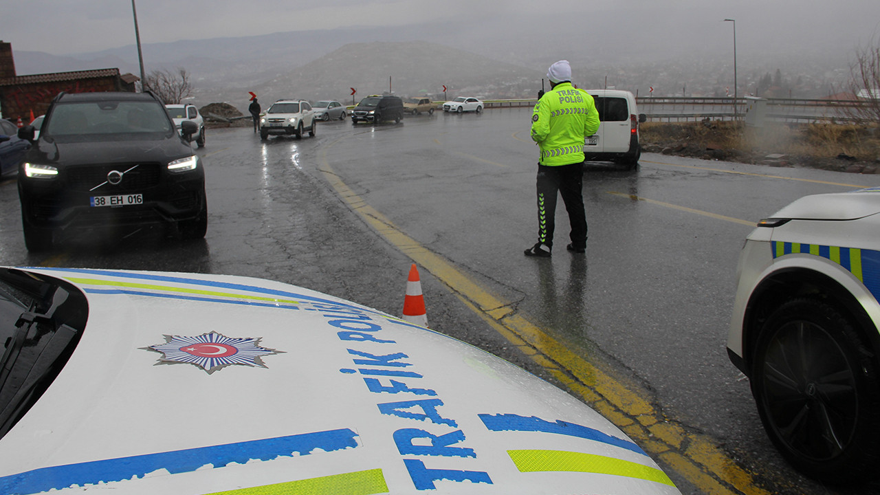 Erciyes'te kar yağışı nedeni ile kara yolu trafiğe kapatıldı