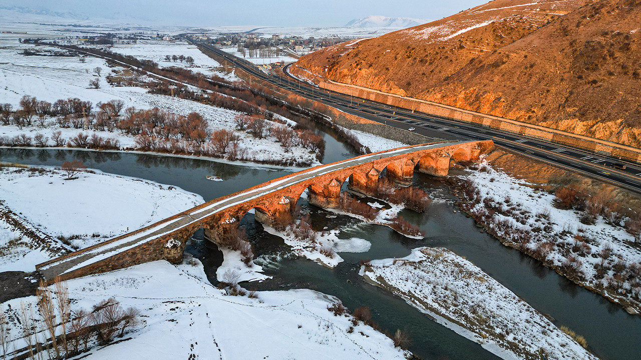 Erzurum'daki 728 yıllık Çobandede Köprüsü göz kamaştırdı